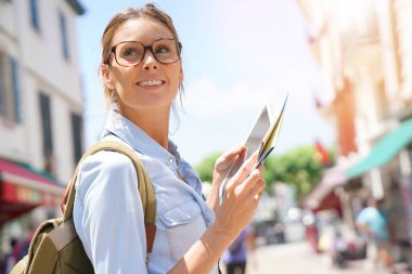  harita okuma ve tablet kullanarak kız 