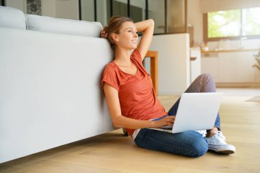 Kadın açılan dizüstü bilgisayar ile