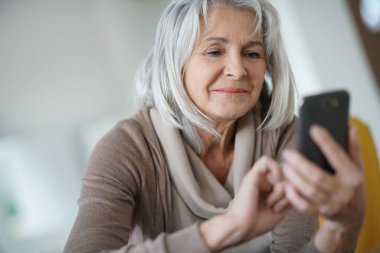  Akıllı telefon kullanan kadın