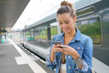 Akıllı telefon kullanan genç moda kadın 