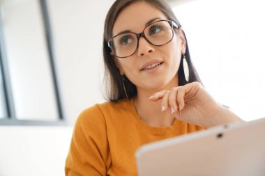  gözlük websurfing kızla