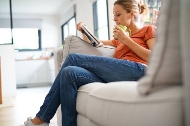 Kadın kitap okuyor. 