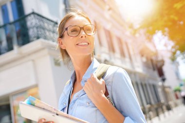  harita okuma ve tablet kullanarak kız 