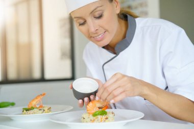 Şef hazırlanıyor çanak 