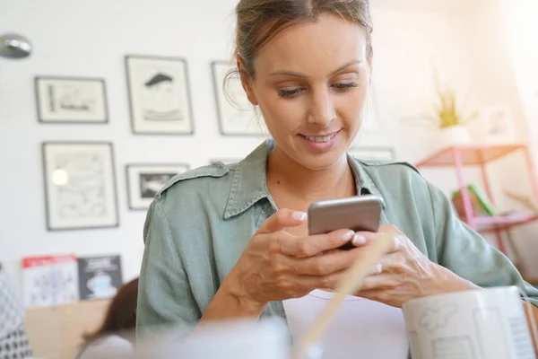 Mulher conectado com smartphone — Fotografia de Stock