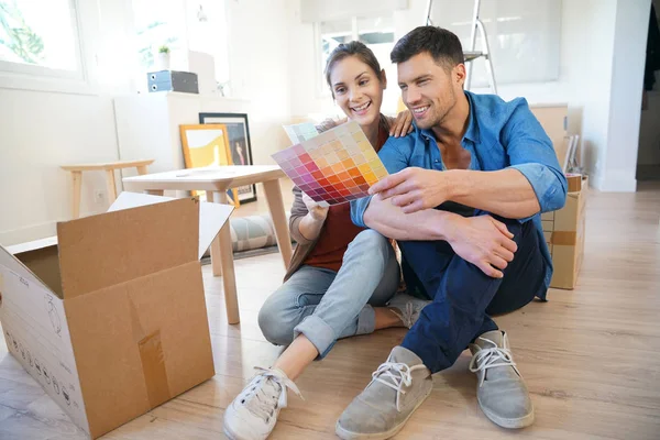 Vrolijke paar bewegen in nieuwe woning — Stockfoto