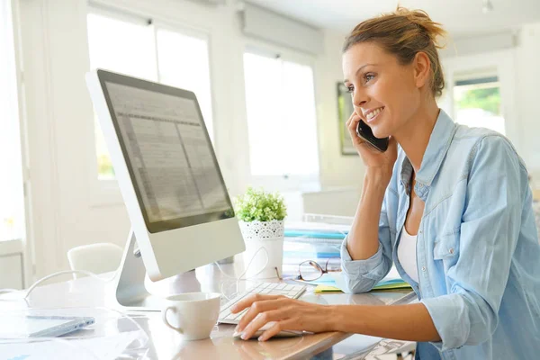 Employé de bureau parlant au téléphone — Photo