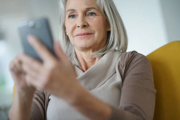 Kvinna med hjälp av smartphone — Stockfoto