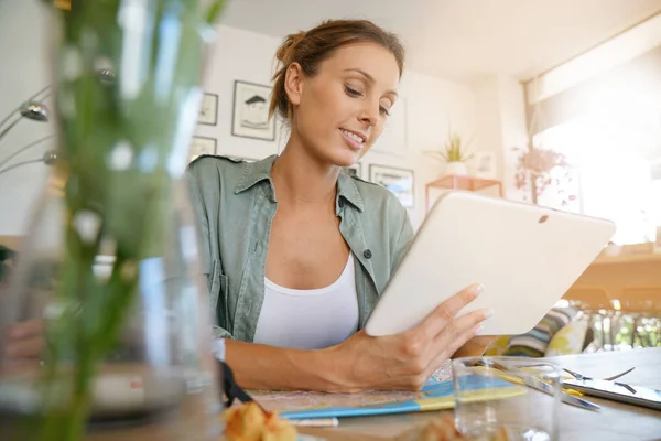 Jente som bruker digital tablett – stockfoto