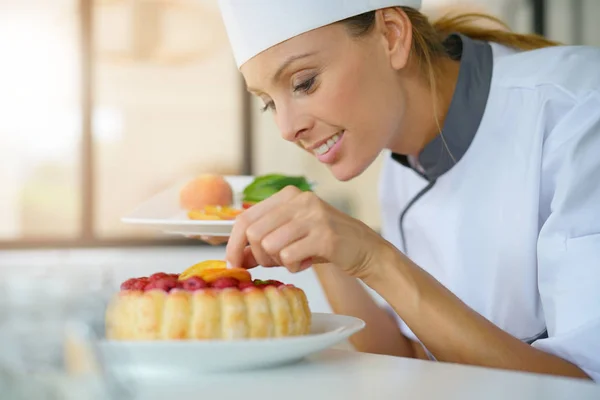Pastelaria chef decoração bolo de framboesa — Fotografia de Stock