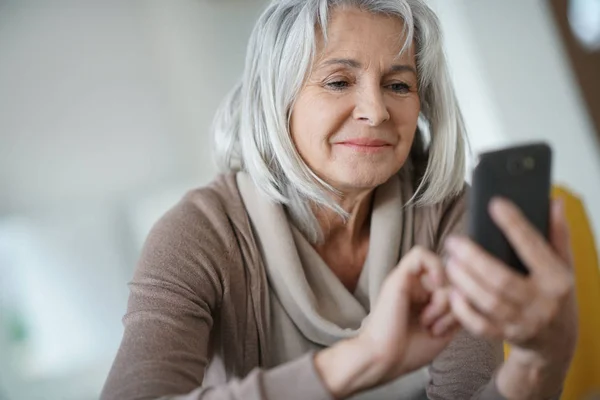 Kvinna med hjälp av smartphone — Stockfoto