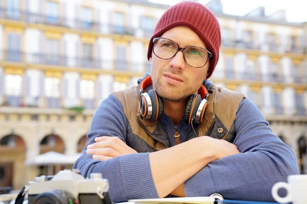 Hipster guy relaxing in town — Stock Photo, Image