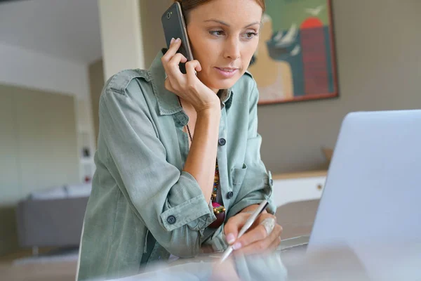 Frau arbeitet von zu Hause aus — Stockfoto