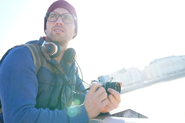 Man taking pictures by the sea — Stock Photo, Image