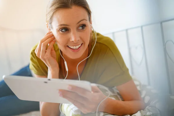 Frau mit Tablet verbunden — Stockfoto