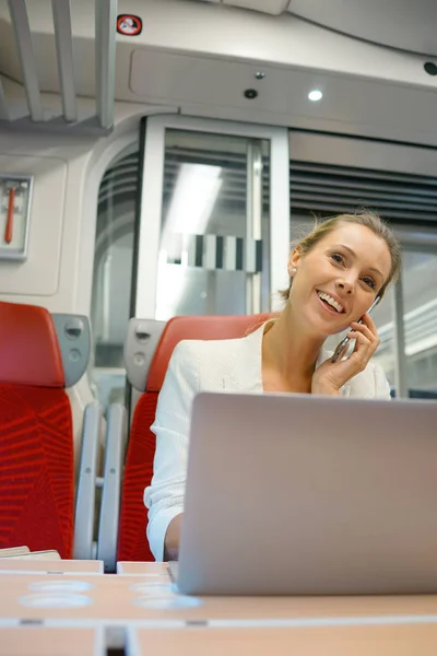 Zakenvrouw trein om te praten — Stockfoto