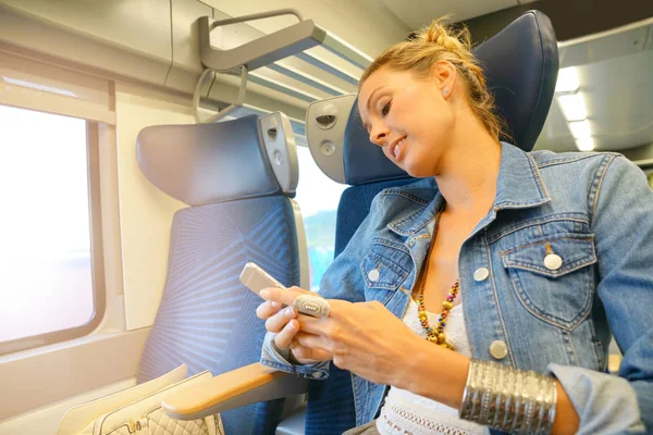 Mujer usando smartphone —  Fotos de Stock