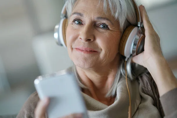 Femme à la maison écouter de la musique — Photo