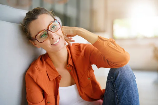 Flicka med trendiga glasögon sitter — Stockfoto