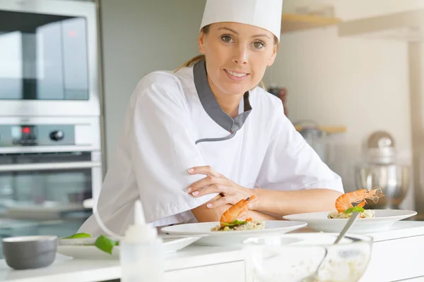 Cocinero de pie en cocina —  Fotos de Stock