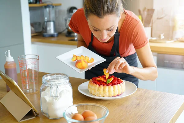 Femme dans la cuisine moderne cuisson — Photo