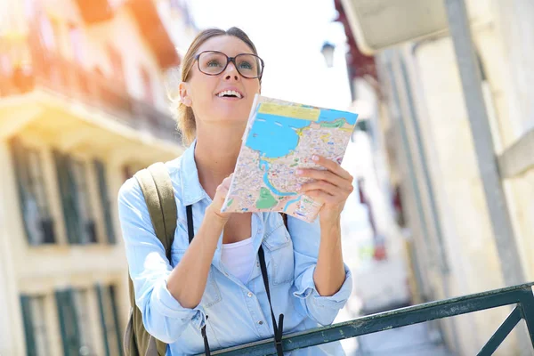 Turistické čtení mapa města — Stock fotografie