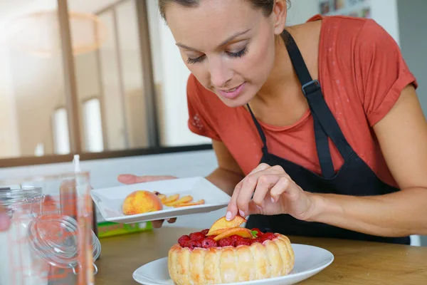 Kvinna i modernt kök bakning — Stockfoto