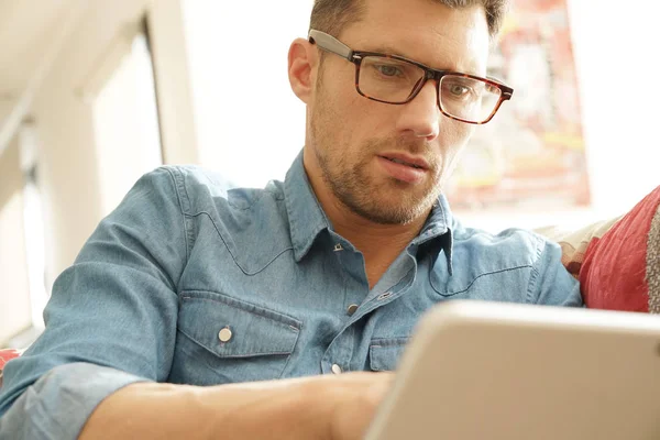 Hombre con gafas websurf — Foto de Stock