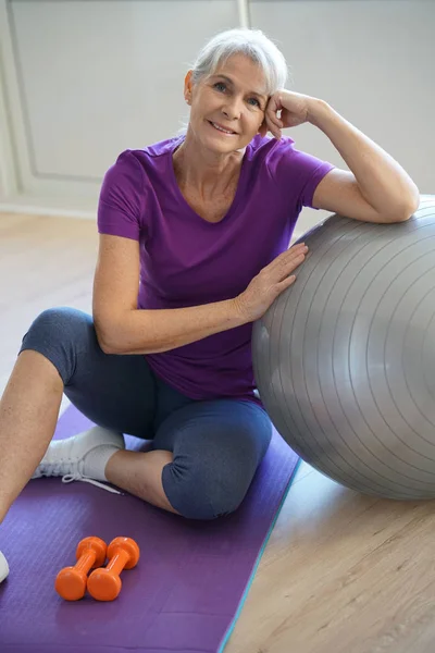 Frau sitzt am Fitnessball — Stockfoto