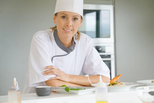 Cocinero de pie en cocina — Foto de Stock