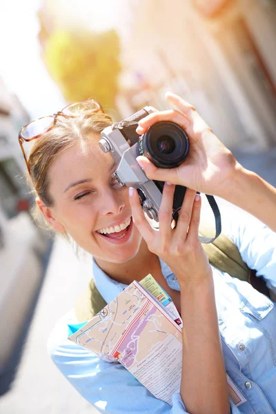 Porträtt av turist tar bild — Stockfoto