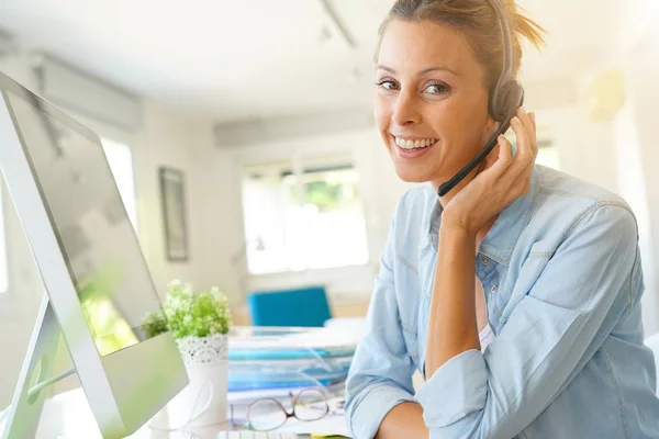 Operador falando por telefone — Fotografia de Stock