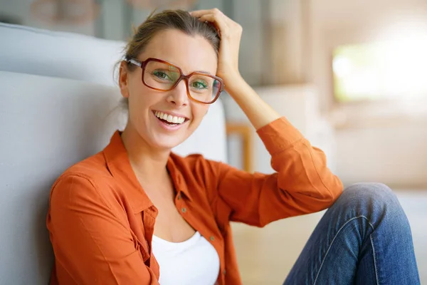 Girl with trendy eyeglasses sitting — Stock Photo, Image