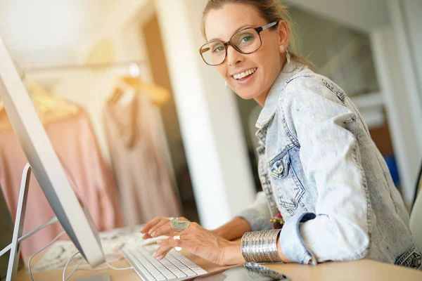 Fashion designer working on computer — Stock Photo, Image