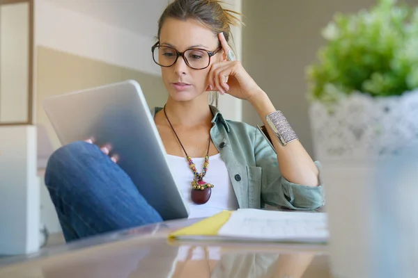 Fille à la maison travaillant sur tablette numérique — Photo