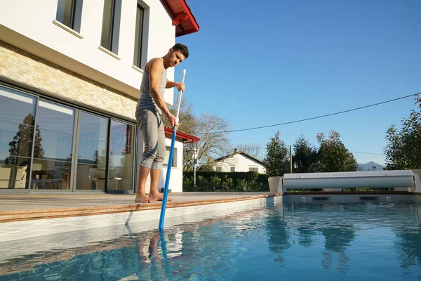 Homme nettoyage piscine — Photo