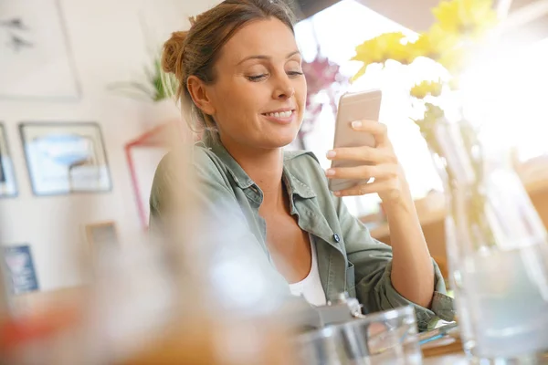 Chica de moda usando teléfono inteligente — Foto de Stock