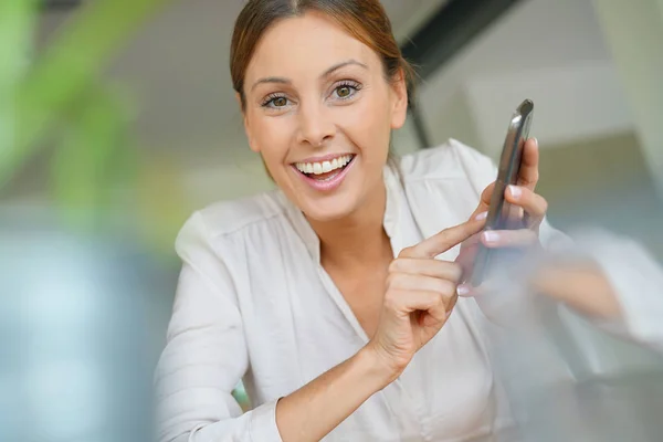 Frau zu Hause mit Smartphone — Stockfoto