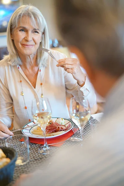 Casal sentado à mesa do restaurante — Fotografia de Stock