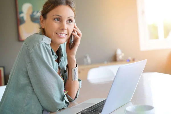 Femme travaillant à domicile — Photo