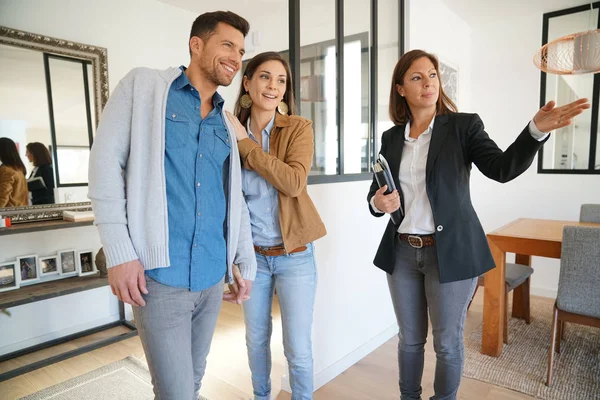 Par med agent besöker huset — Stockfoto