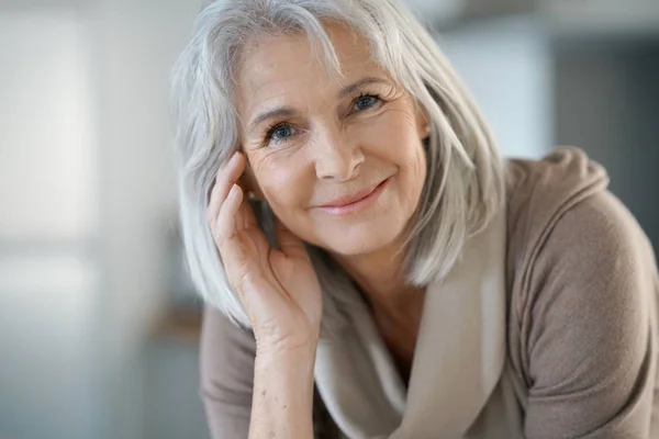 L senior vrouw met wit haar — Stockfoto