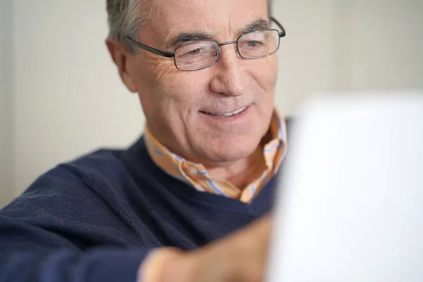 Man websurfing op Tablet PC — Stockfoto