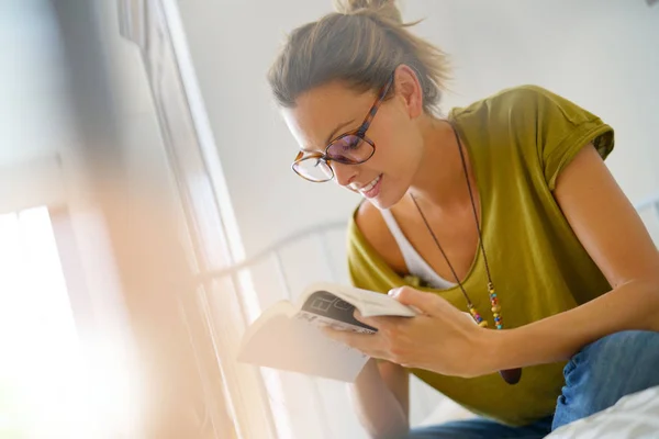 Chica leyendo libro — Foto de Stock