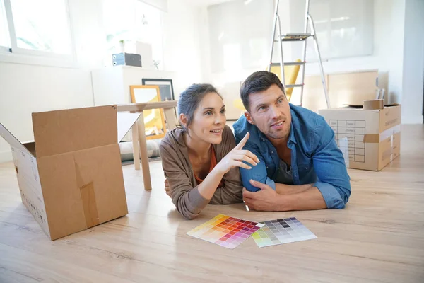 Trevliga par som flyttar i nya hem — Stockfoto