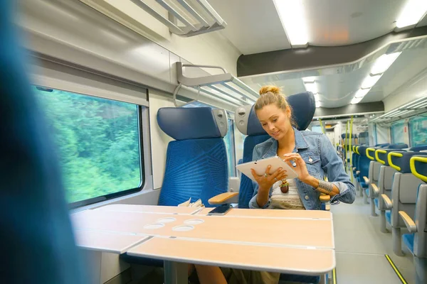 Frau im Zug mit Tablet verbunden — Stockfoto