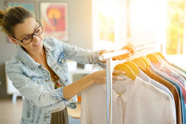 Venditrice alla moda che lavora — Foto Stock