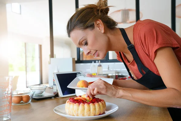 Frau in der modernen Küche backen — Stockfoto
