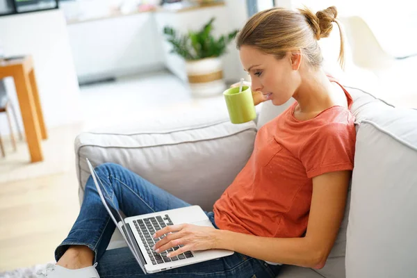 kadın websurfing Internet üzerinde 