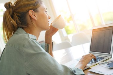 evden dizüstü bilgisayarda çalışan kız 